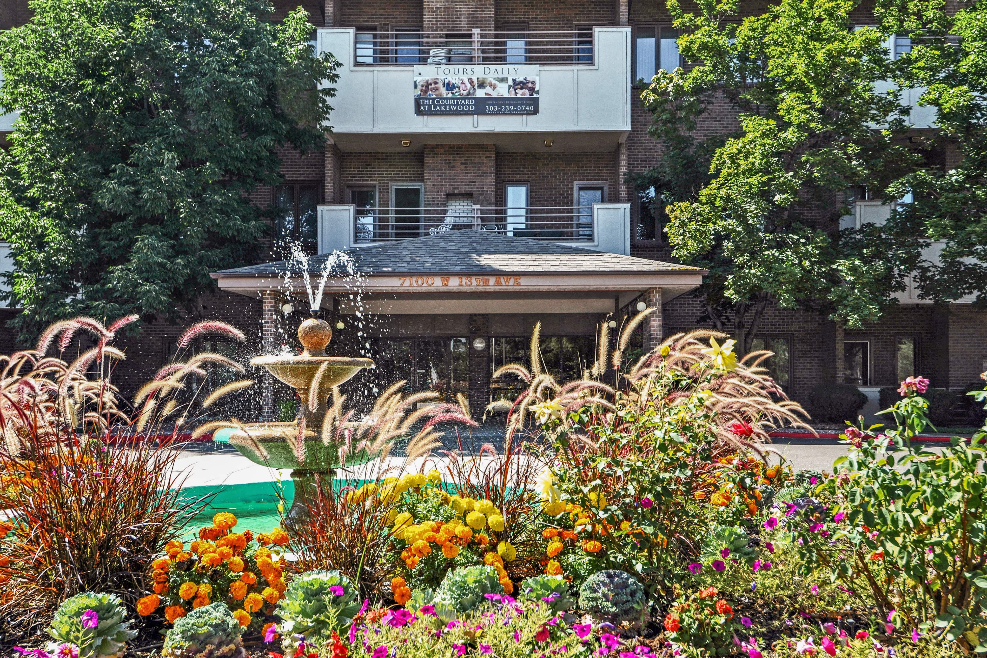 Holiday Courtyard At Lakewood